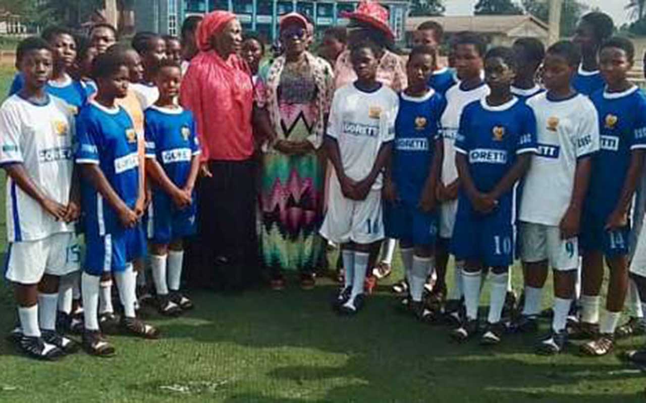 Kungiyoyi masu zaman kansu sun ba da kyauta ga ƙungiyar hockey ta Makarantar St. Maria Goretti