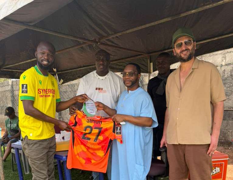 Shugaban Kwalejin OISA ya ba da lambar yabo ta Green, White Champion