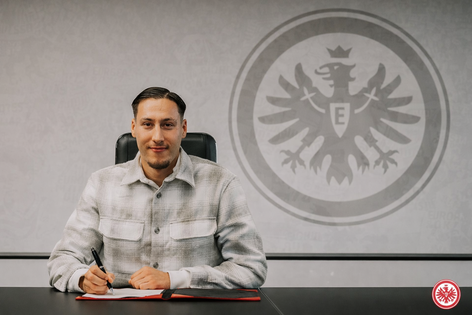 Ebnoutalib na Frankfurt yana jin daɗin ‘mafarki’ na farko yayin da Dortmund ta ragu da maki