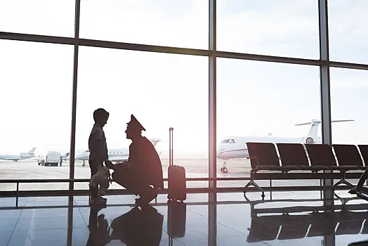 Un turista abandonó a su hijo sin documentos en un país extranjero e intentó volar a casa