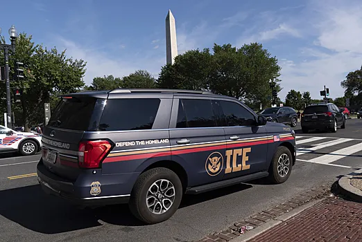 En EE.UU., un funcionario del servicio de migración hirió a un inmigrante ilegal que lo atacó con una pala