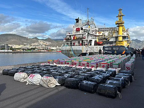 Los españoles interceptaron un barco con toneladas de cocaína y sal