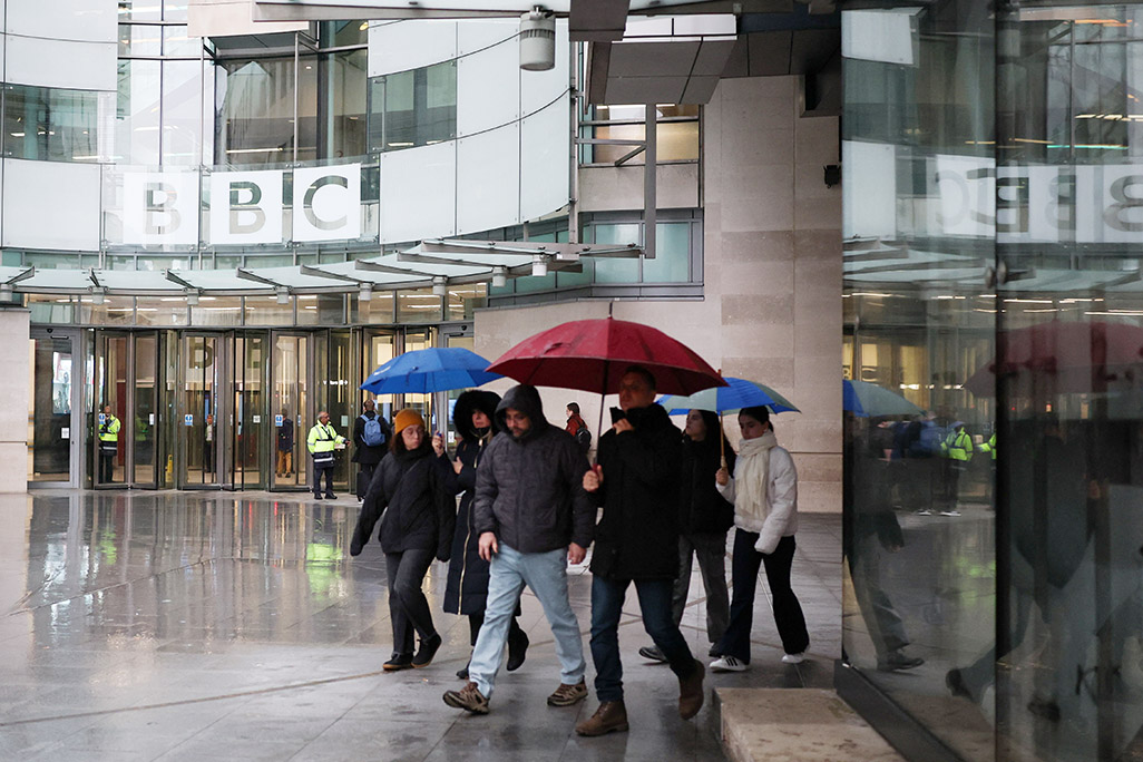 BBC ‘determined to fight’ any Trump case, chair tells staff BBC ‘determined to fight’ any Trump case, chair tells staff