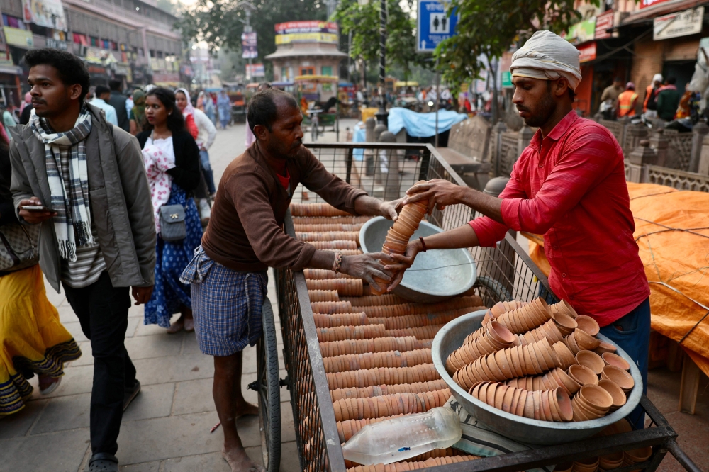 How many people die in India from the hot weather? How many people die in India from the hot weather?