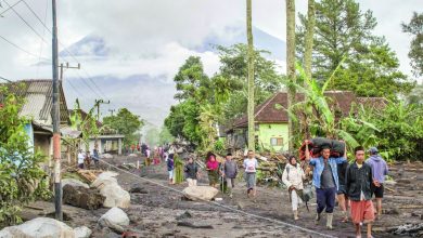 Indonesians flee homes after volcano erupts