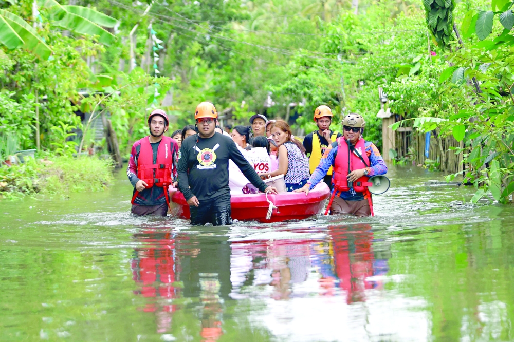 Philippines halts rescue as huge new storm nears Philippines halts rescue as huge new storm nears