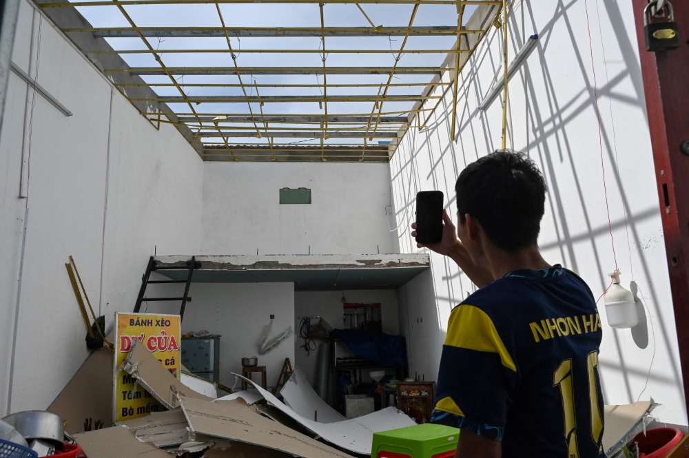 Philippines halts search for typhoon dead as huge new storm nears Philippines halts search for typhoon dead as huge new storm nears