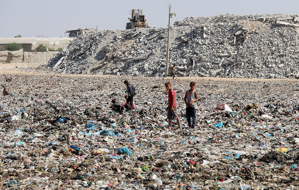 Piles of garbage and seeping sewage pollute devastated Gaza Piles of garbage and seeping sewage pollute devastated Gaza