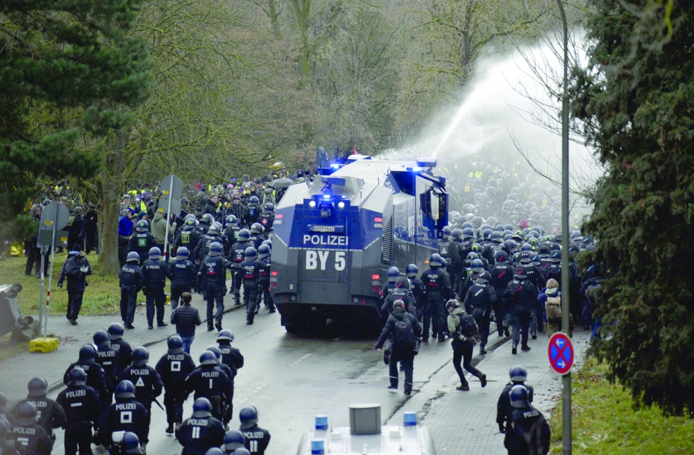 Protests force delay to German youth congress Protests force delay to German youth congress