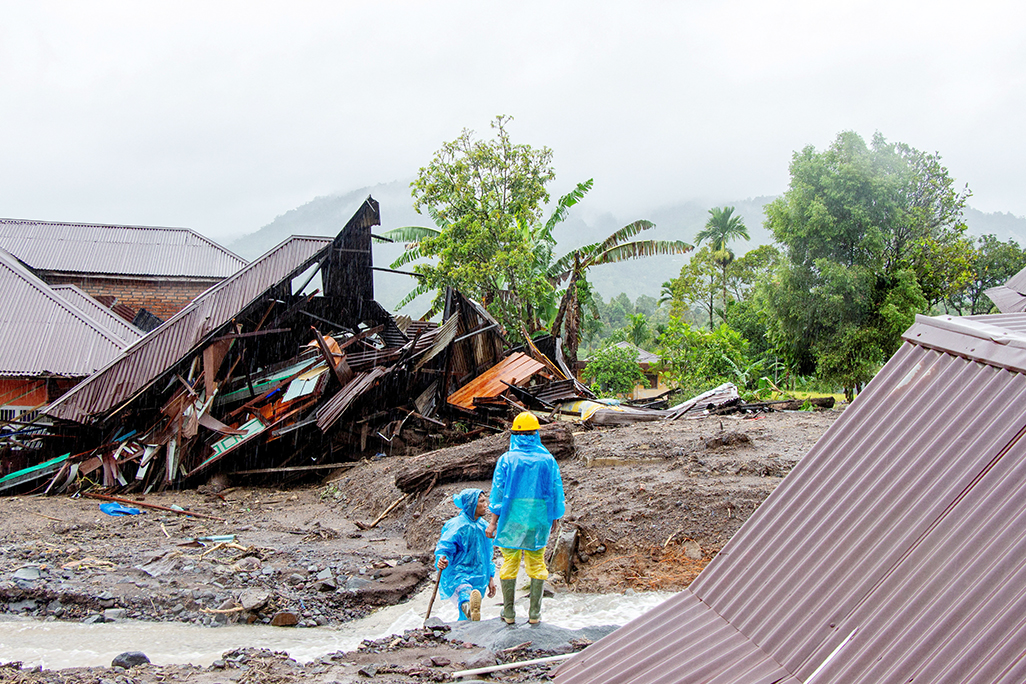 Rescuers step up recovery operations as Southeast Asia flood deaths reach 321