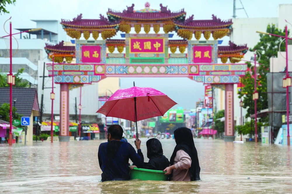 Severe floods displace thousands in Thailand