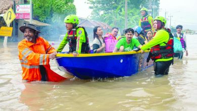 Thailand airlifts patients, rushes supplies as floods kill 33