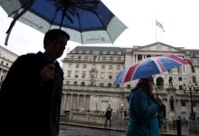 Bank of England lowers rates after tight vote but signals caution about further cuts Bank of England lowers rates after tight vote but signals caution about further cuts