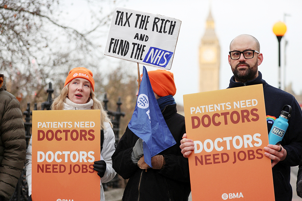 Doctors in England start five-day walkout during flu surge