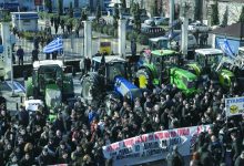 Greek farmers continue blockades, rebuff talks