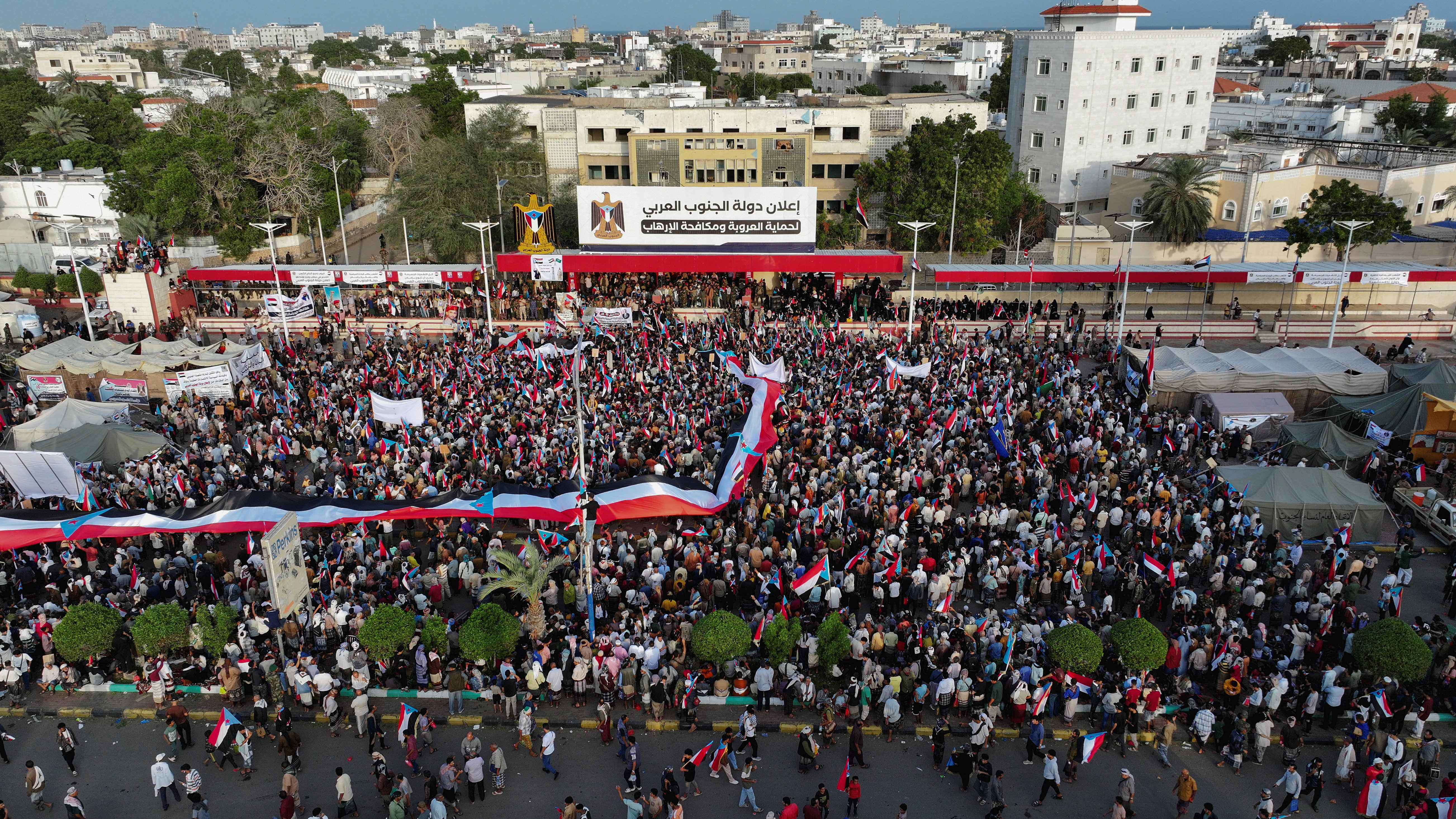 Saudi-backed head of Yemen’s presidential council tells UAE to leave