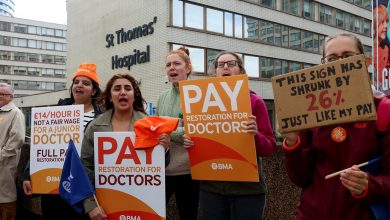 Strike by doctors in England to go ahead after rejecting government’s offer Strike by doctors in England to go ahead after rejecting government’s offer