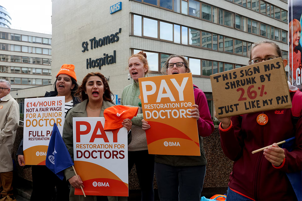 Strike by doctors in England to go ahead after rejecting government’s offer Strike by doctors in England to go ahead after rejecting government’s offer