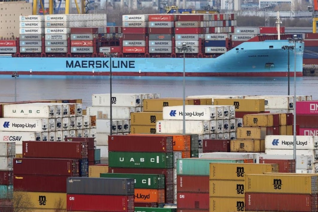 Euro area international trade surplus falls to €9.90 billion in November