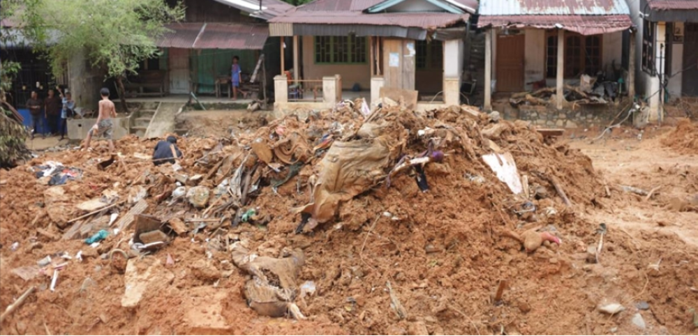 Indonesia landslide: More than 80 missing