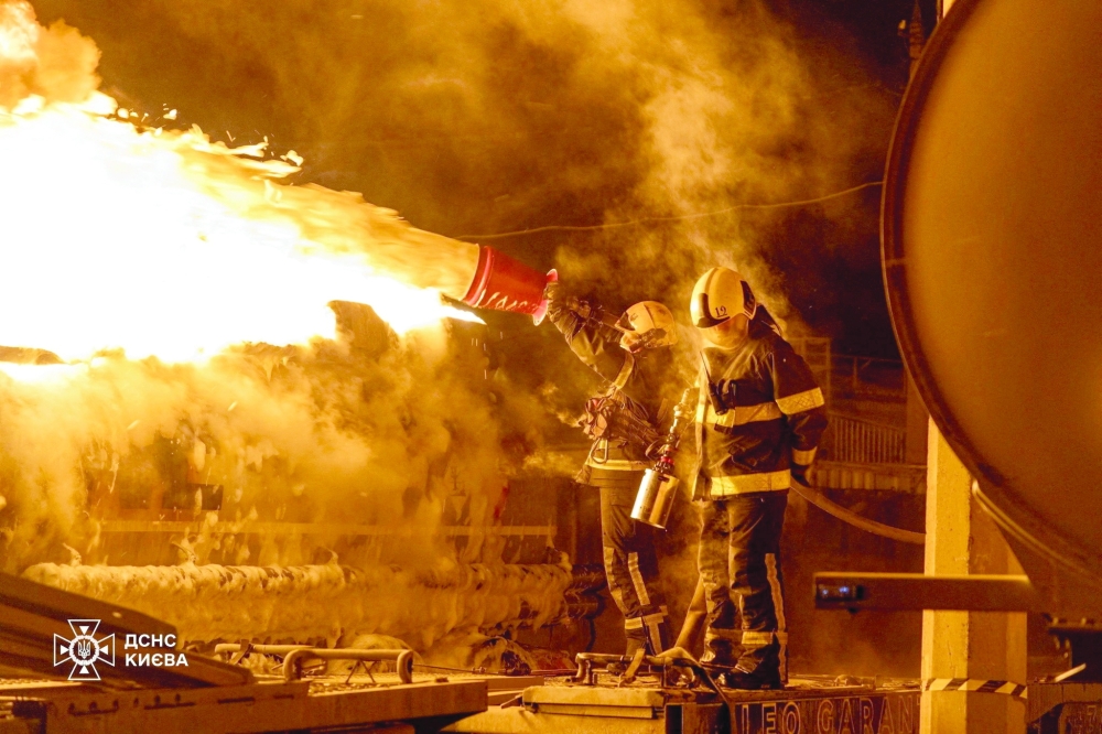 Russian air strikes pound Ukraine amid peace talks