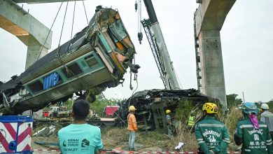 Thailand crane collapses onto train, killing 32 Thailand crane collapses onto train, killing 32