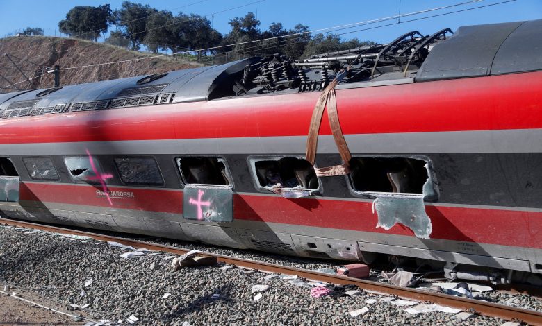 Pociąg podmiejski wykoleił się w pobliżu Barcelony dwa dni po zderzeniu pociągu dużych prędkości; Kierowca nie żyje, cztery osoby są ciężko ranne