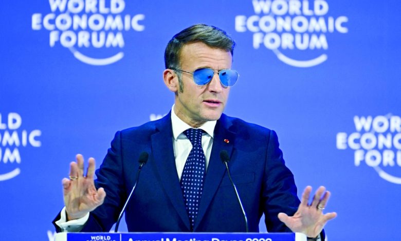 Francja woli szacunek od zbirów: Macron