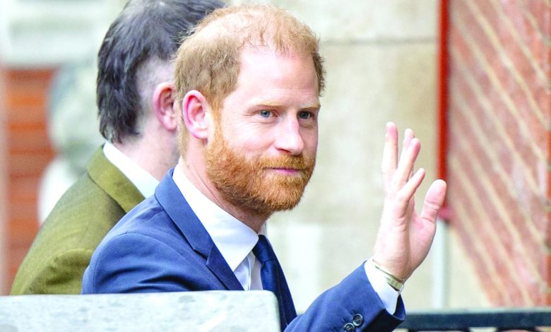 Harry przybywa do sądu w związku z walką z gazetą