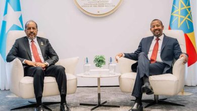 Taliyaha Sirdoonka Itoobiya ayaa wadahadal la yeeshay Madaxweynaha Soomaaliya kadib markii ay Muqdisho kala go’een Imaaraadka