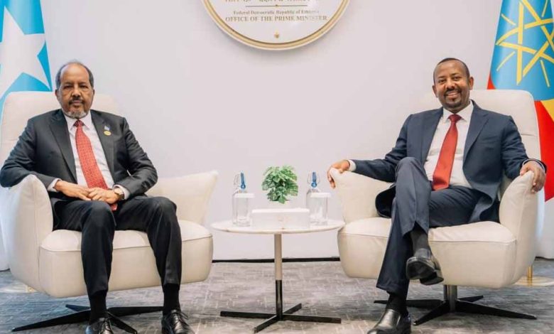 Taliyaha Sirdoonka Itoobiya ayaa wadahadal la yeeshay Madaxweynaha Soomaaliya kadib markii ay Muqdisho kala go’een Imaaraadka