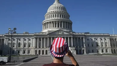 Mareykanka ayaa xiray fiisaha muhaajiriinta ee 75 waddan wuxuuna ku hanjabay “daah kale”