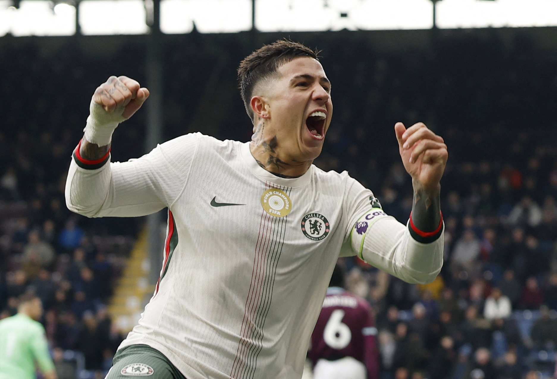 Chelsea close gap on leaders Arsenal with 2-0 win at Burnley