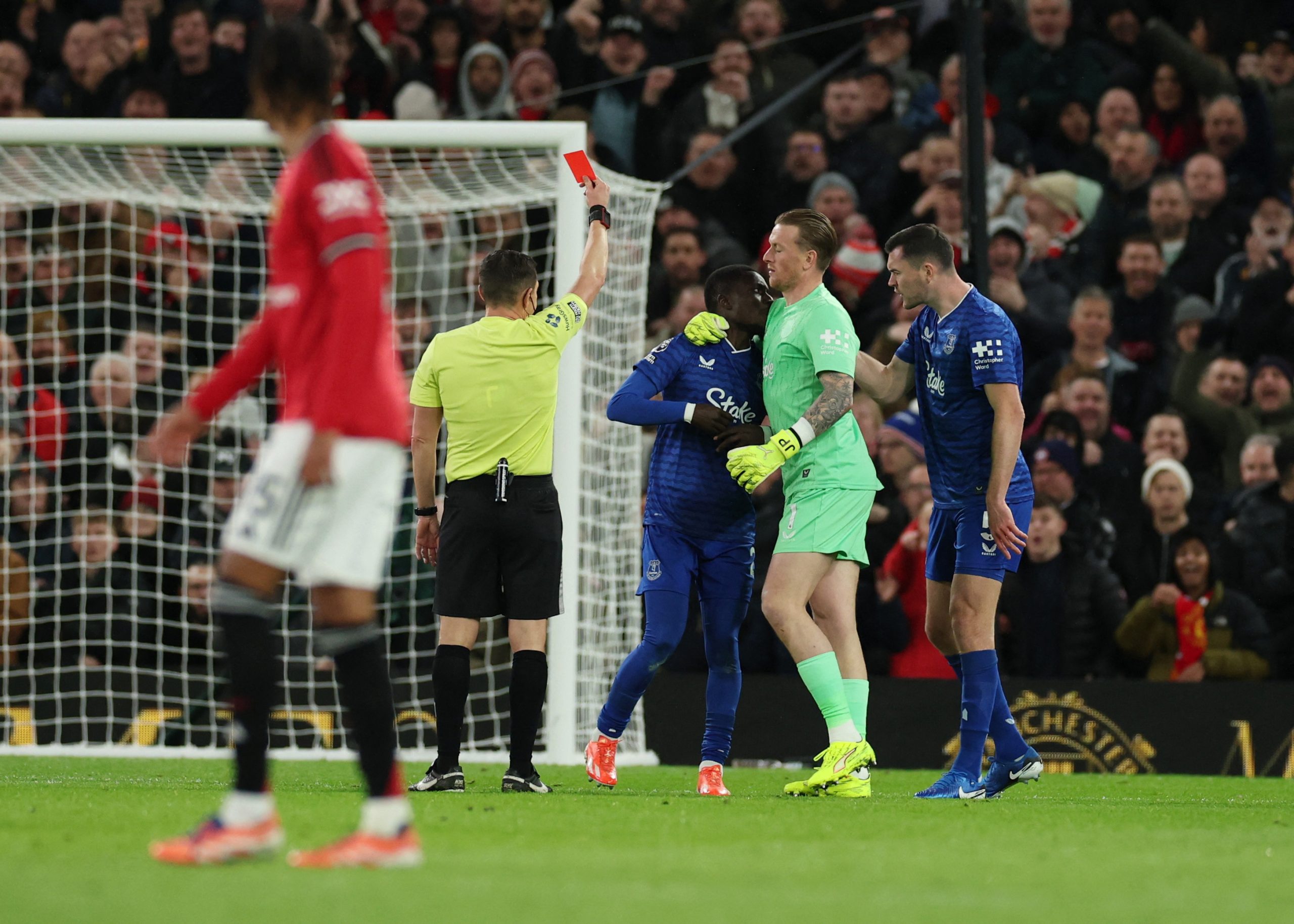 Everton beat Man Utd despite Gueye seeing red for slap on teammate Keane
