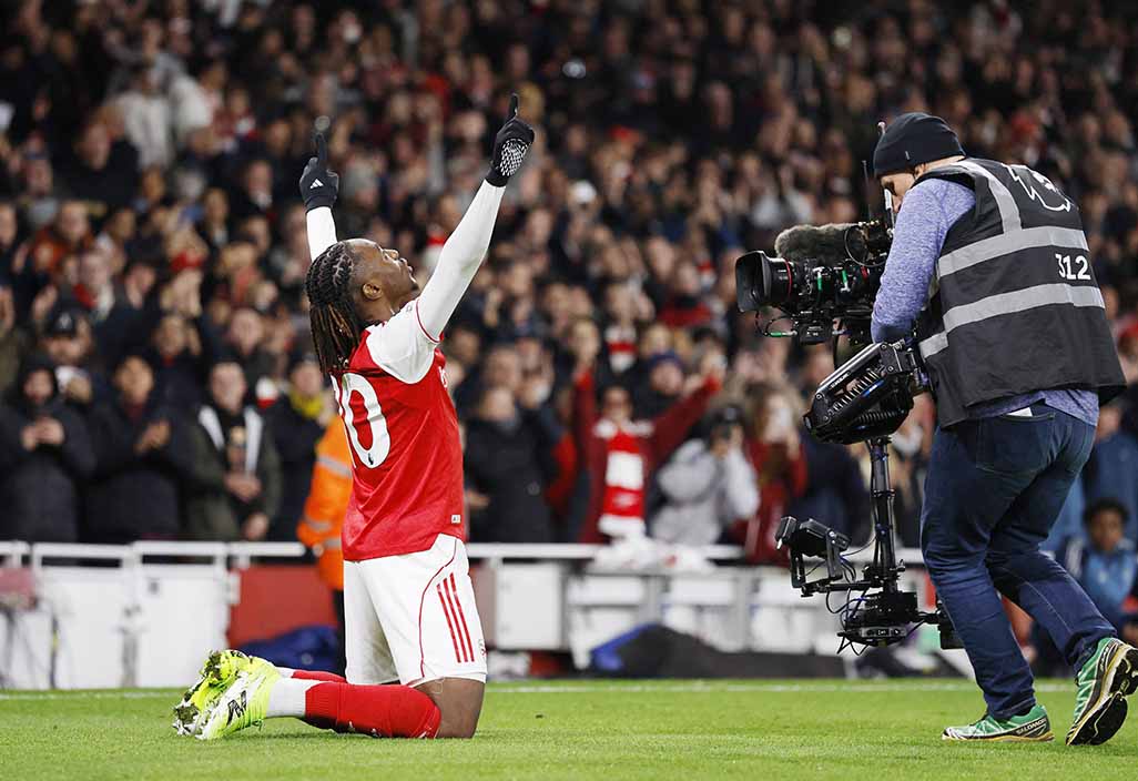 Eze’s derby hat-trick sends Arsenal six points clear, Villa into top four