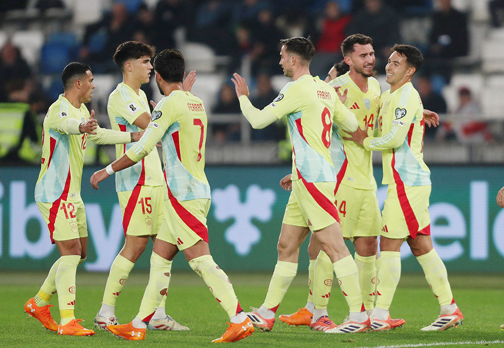 Spain coach cautious after record run makes them World Cup favourites