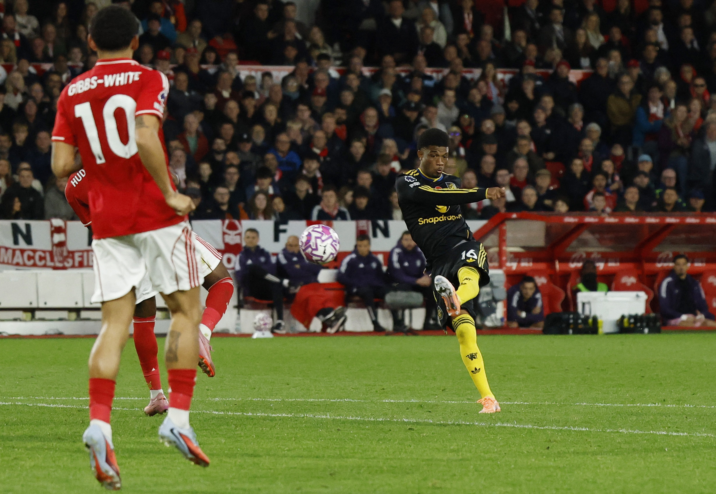 Stunning Diallo volley earns Man Utd battling point at Forest