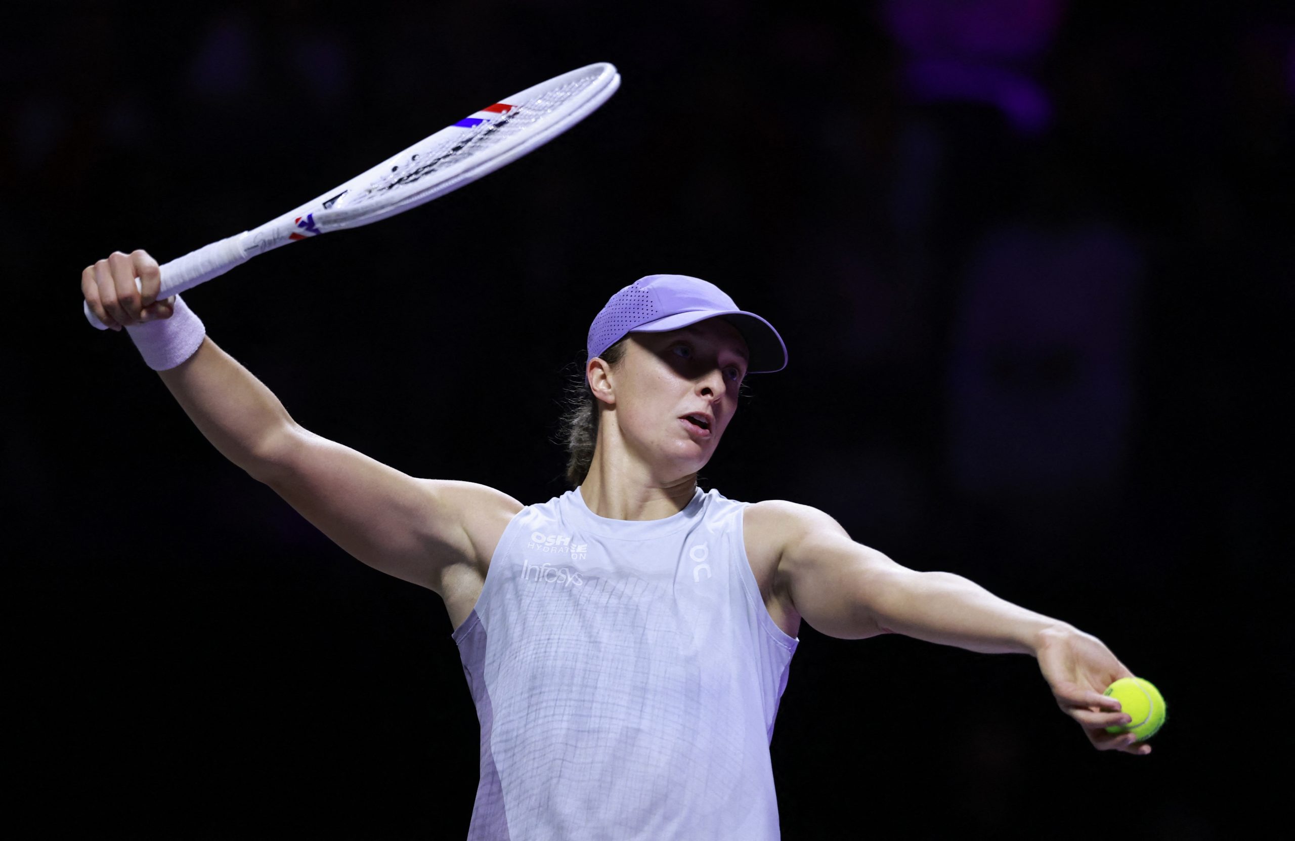 Swiatek swats aside Keys for winning start at WTA Finals