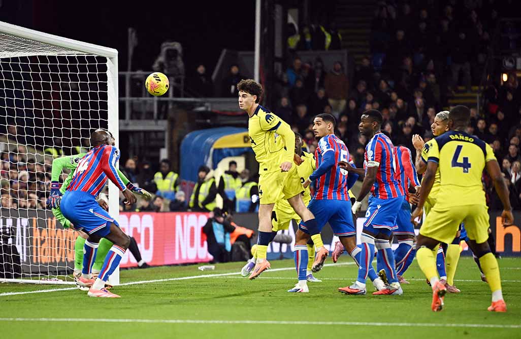 Gray’s first senior goal earns Spurs gritty 1-0 win at Palace