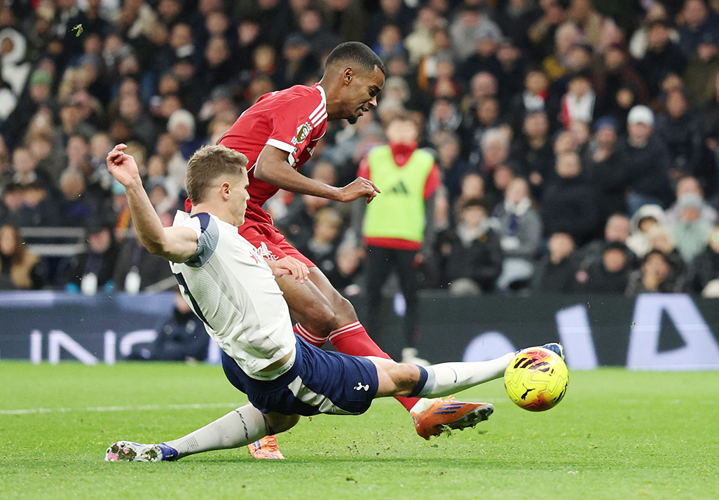 Liverpool’s Isak out for at least two months, says Slot