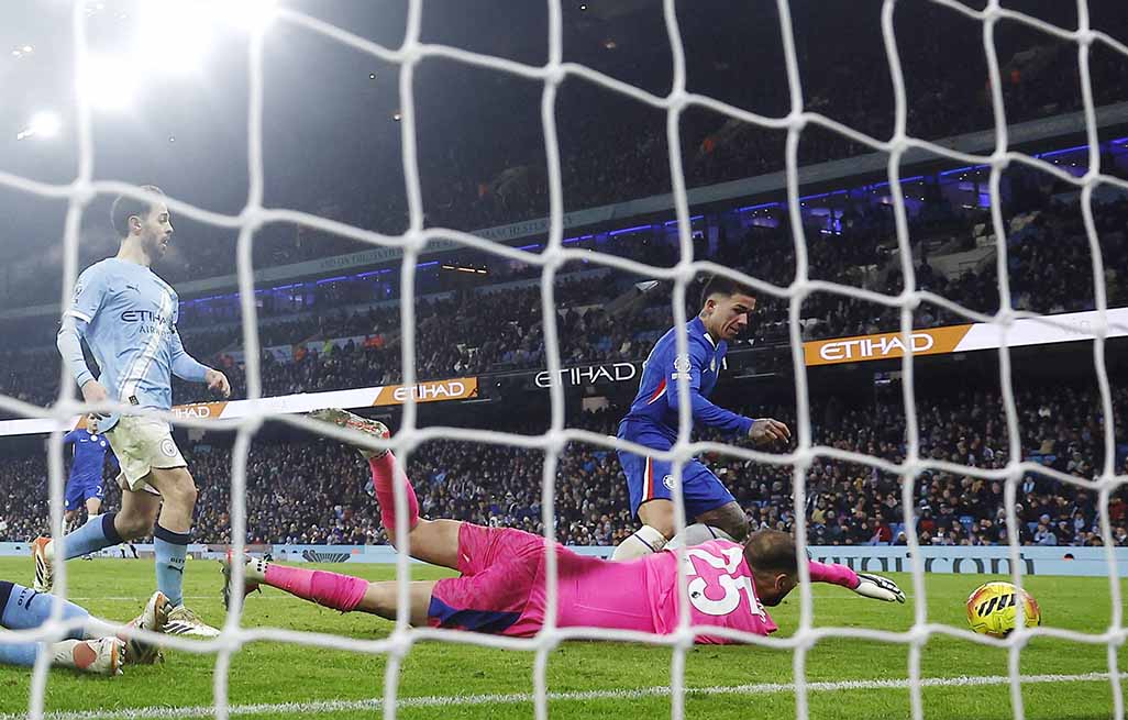 Injury-time Fernandez goal gives Chelsea 1-1 draw with Man City