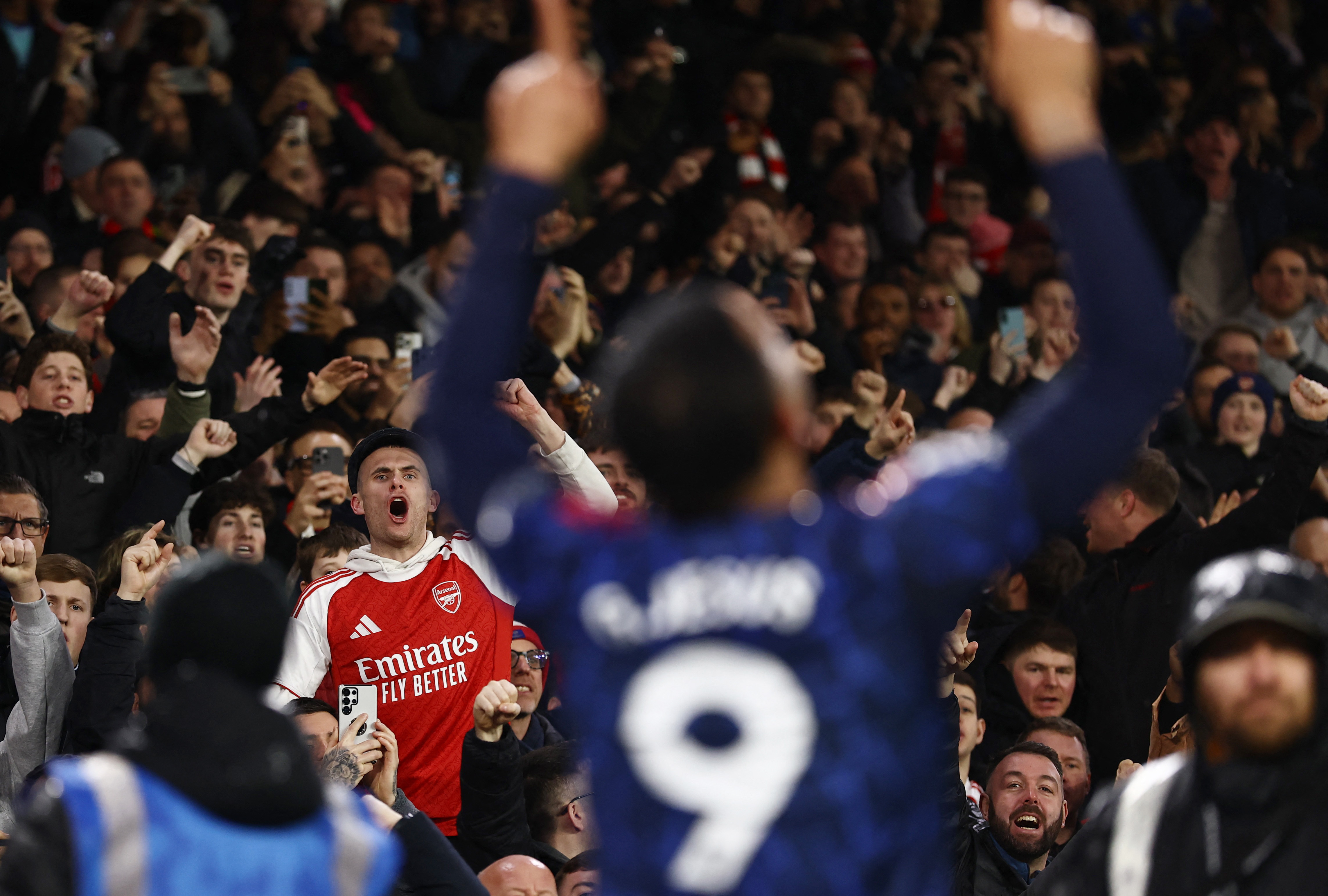 Leaders Arsenal end slump with 4-0 romp at Leeds