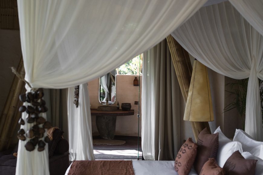 The bedroom has access to the bathroom (Belalu Dome Villa). The bedroom has access to the bathroom (Belalu Dome Villa).