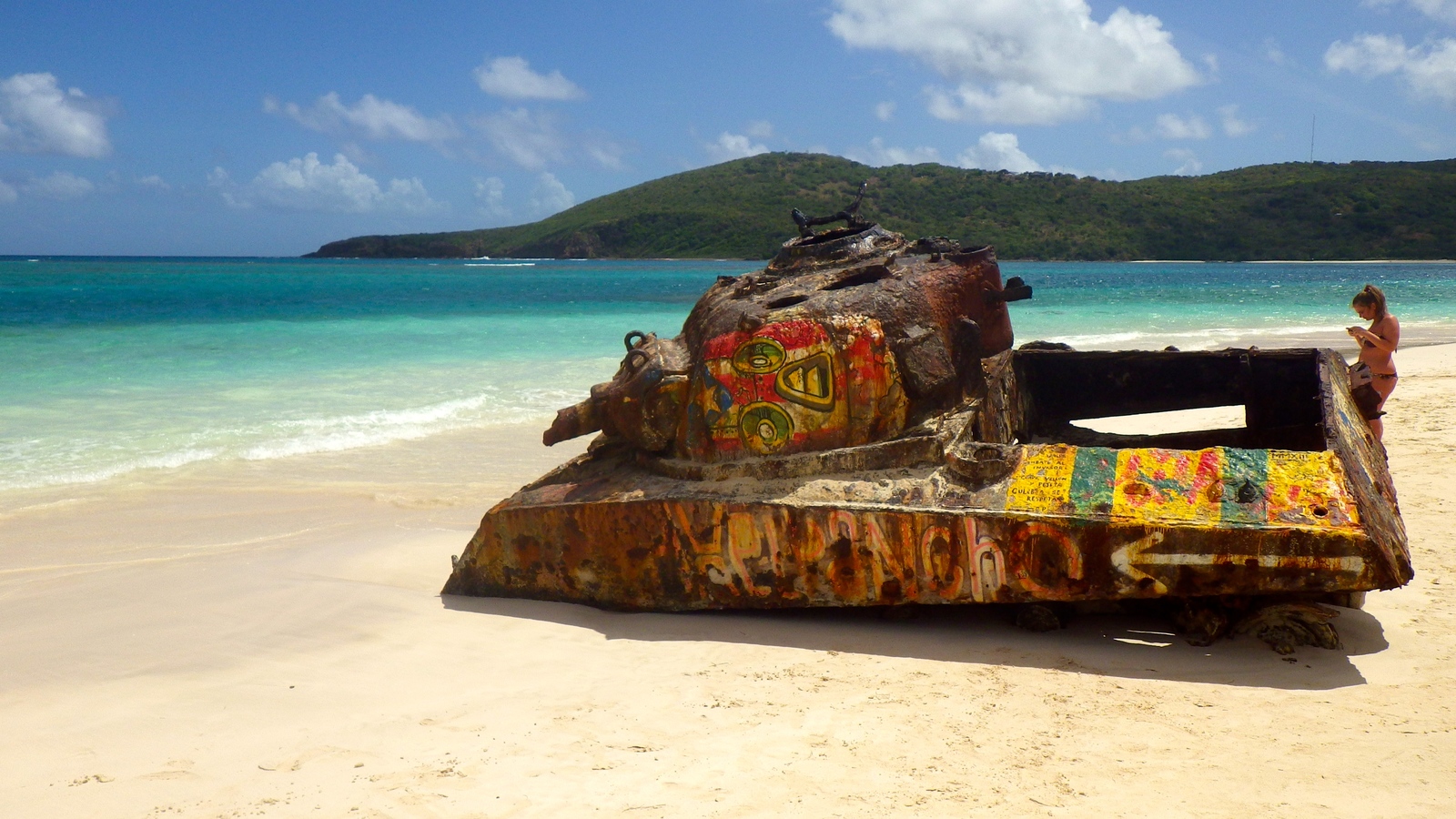 Painted Tanks of Flamenco Beach, Puerto Rico | Pikabu